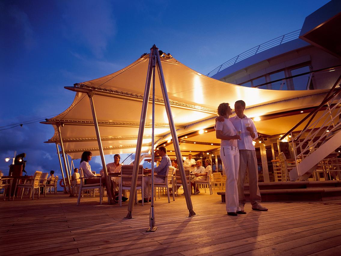 El Lido Café en Popa con grandes vistas al mar... ideales para pasar un momento romántico LIDO DECK Ms Europa CRUCERO DE LUJO